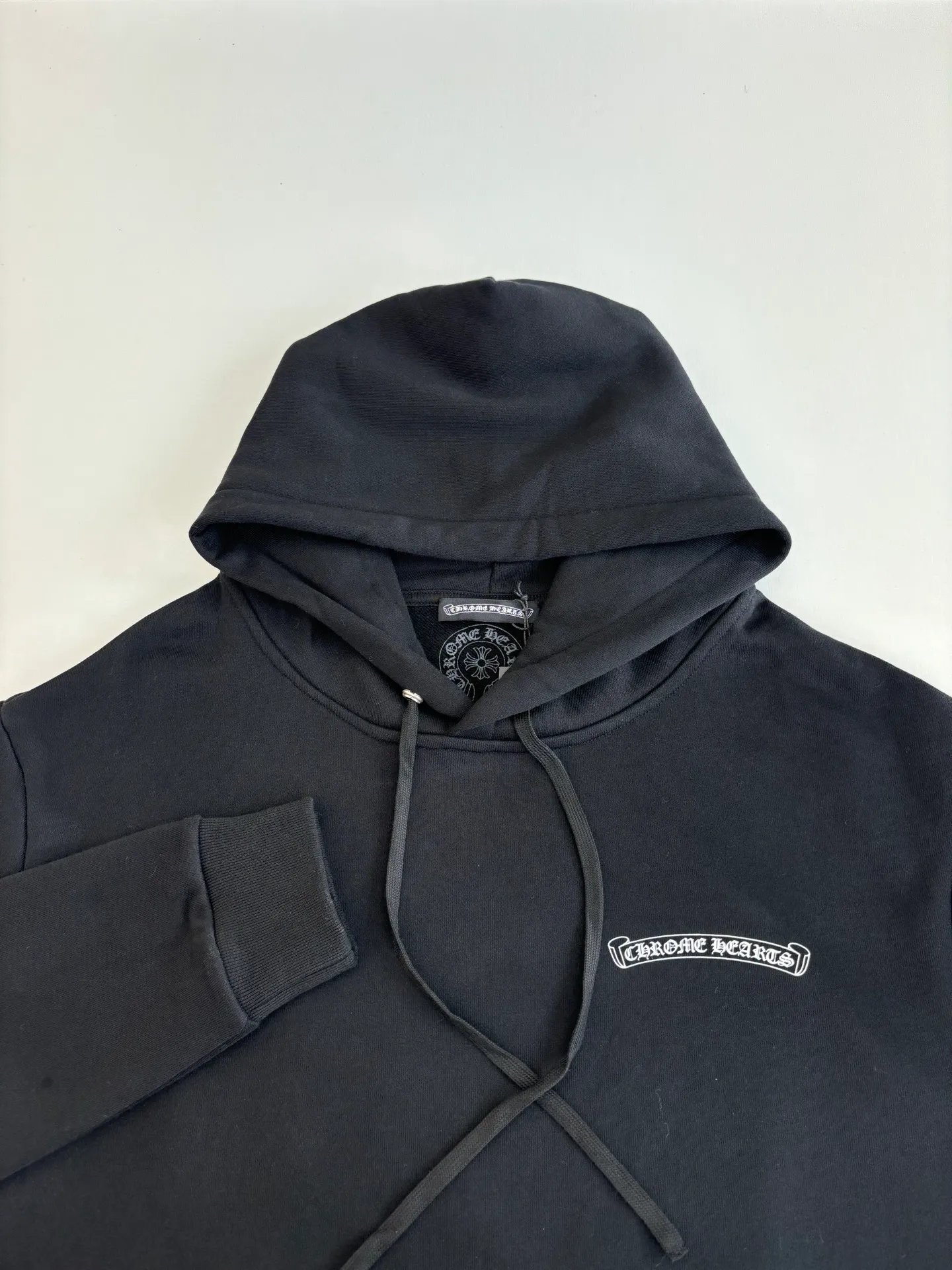 🅿️456 Come Hearts*/Cro Hearts 25 new letter printed zipper hooded sweatshirt is made of 100% custom-woven and dyed pure cotton fabric with thin velvet lining. The front and rear logo printing uses a special pulp printing process. Its characteristic is to use glue with high performance to print m to create a sense of layering on the printed pattern. Accessories that match the new YB mold. m The zipper puller and back hem are custom-developed using silver-plated foti material. m The cuffs and hem have a shrinking effect. m The front panel is manually cut and positioned. Hand-sewn hand pocket design. The overall routing is straight and delicate. Size: S/M/L/XL